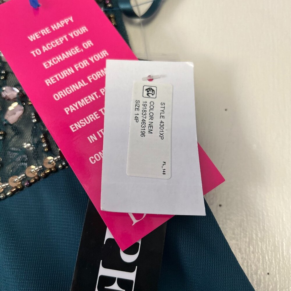 ✨ Brand New Formal Dress for Sale – Never Worn! ✨